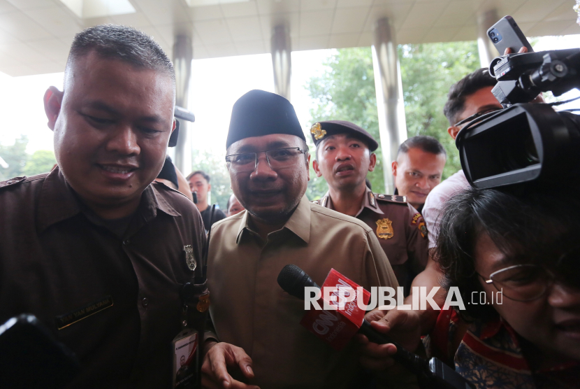 Mantan Menteri Agama (Menag) Yaqut Cholil Qoumas tiba di Gedung Merah Putih KPK, Jakarta, Kamis (7/8/2025). Mantan menteri agama (menag) Yaqut Cholil Qoumas tersebut datang memenuhi panggilan KPK untuk memberikan keterangan dalam penyelidikan kasus dugaan korupsi terkait kuota haji khusus pada penyelenggaraan haji 2024.