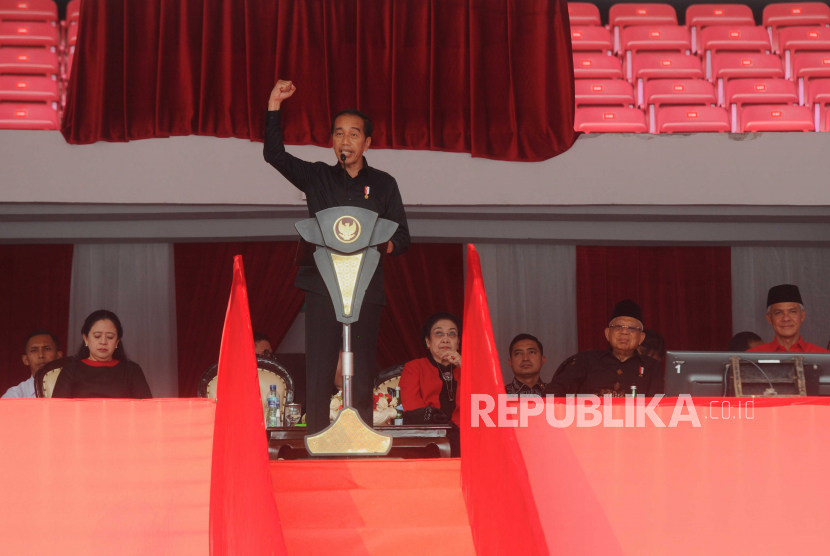 Presiden Joko Widodo menyampaikan sambutan pada puncak peringatan Bulan Bung Karno di Stadion Utama Gelora Bung Karno, Jakarta, Sabtu (24/6/2023). PDI Perjuangan menggelar konsolidasi akbar dalam memperingati puncak Bulan Bung Karno 2023 bertemakan Kepalkan Tangan Persatuan untuk Indonesia Raya yang dihadiri sekitar 100.000 orang relawan, simpatisan hingga kader.