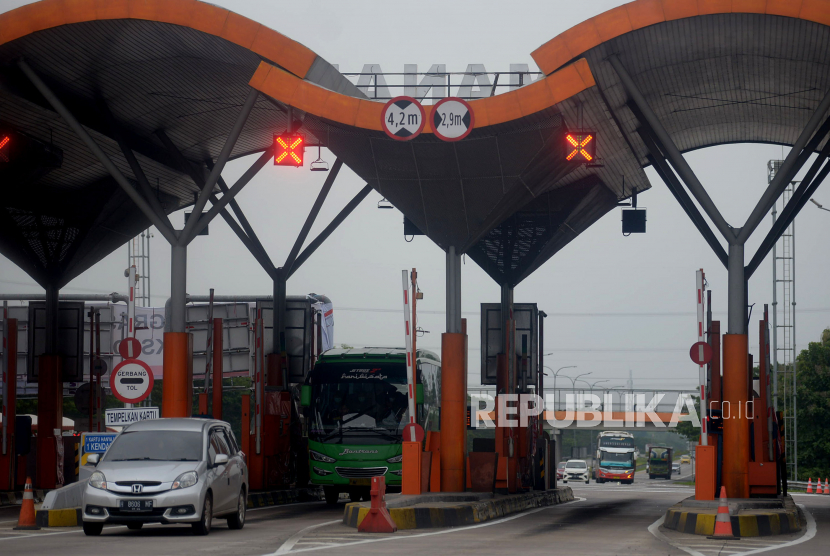 Sejumlah kendaraan keluar di Gerbang Tol (GT) Palimanan, Cirebon, Jawa Barat. ilustrasi