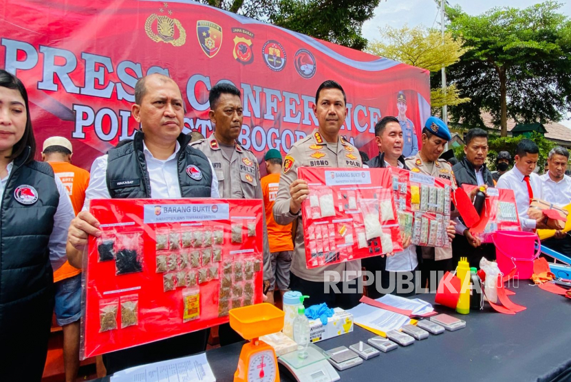 Pengungkapan kasus narkoba di Polresta Bogor Kota, Jawa Barat, Selasa (7/2/2023). 