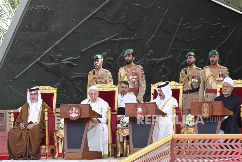 (Kiri-Kanan) Pangeran Kerajaan Bahrain dan Perdana Menteri Salman bin Hamad Al Khalifa, Paus Francis, Yang Mulia Raja Bahrain Hamad bin Isa Al Khalifa dan Imam Besar Al-Azhar, Ahmad Al-Tayeb. Raja Bahrain Sambut Kedatangan Paus Fransiskus
