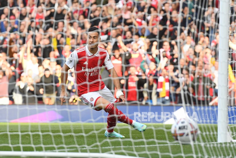 Pemain Arsenal Gabriel Martinelli mencetak gol 1-0 selama pertandingan sepak bola Liga Premier Inggris antara Arsenal FC dan Liverpool FC di London, Inggris, 09 Oktober 2022.