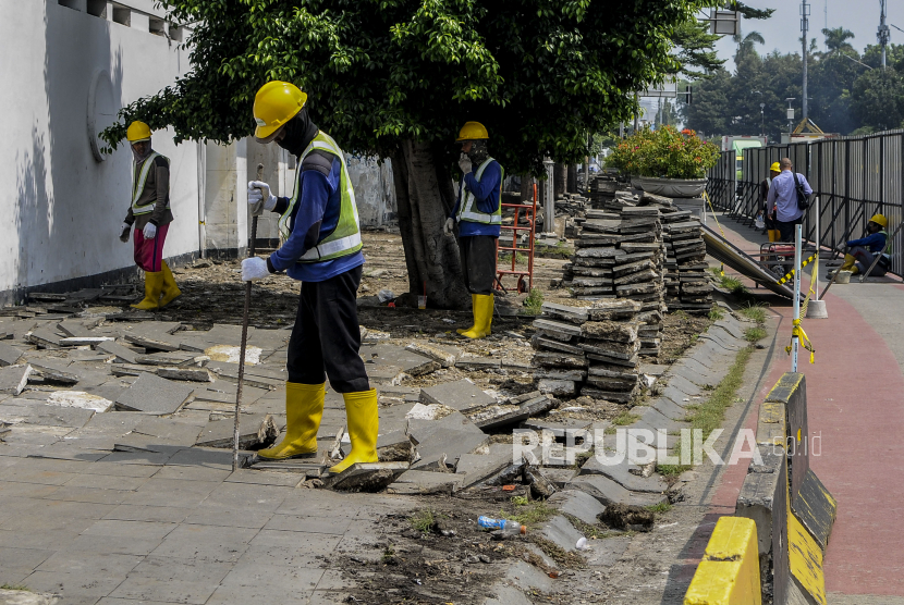Pekerja membongkar jalur pedestrian yang lama di kawasan Kota Tua, Kecamatan Tamansari, Jakarta Barar, Rabu (16/3/2022). 