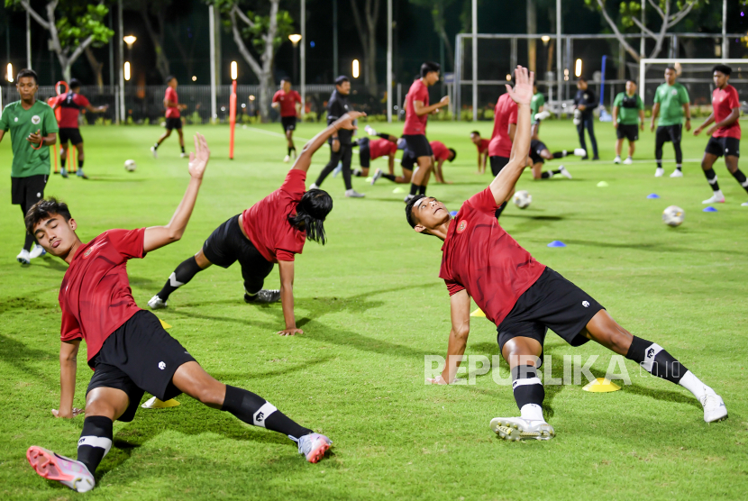 Sejumlah pesepak bola Tim Nasional U-22 berlatih pada pemusatan latihan SEA Games 2023 di Lapangan A, Kompleks Gelora Bung Karno, Senayan, Jakarta, Rabu (5/4/2023). Dalam SEA Games 2023 yang akan berlangsung di Kamboja pada Mei mendatang, Timnas U-22 Indonesia berada dalam grup A bersama Kamboja, Mynamar, Filipina, dan Timor Leste. 