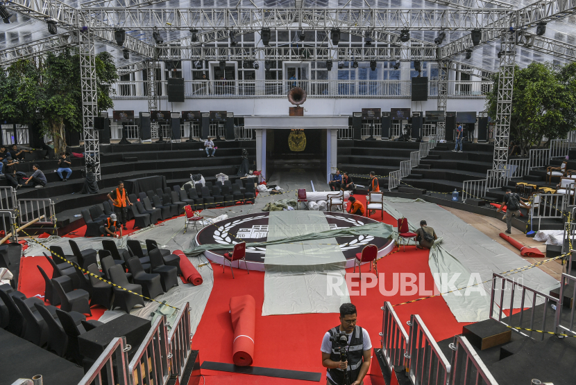 Pekerja menyelesaikan tempat yang digunakan untuk debat capres dan cawapres Pemilu 2024 di Gedung KPU, Jakarta, Senin (11/12/2023). KPU akan menggelar lima kali debat yang diselenggarakan pada tanggal 12 dan 22 Desember 2023, 7 dan 14 Januari 2024 serta 4 Febuari 2024. 
