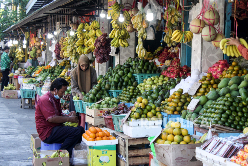Pedagang menata buah di Pasar Pucang, Surabaya, Jawa Timur, Selasa (13/7/2021). Selama Pemberlakuan Pembatasan Kegiatan Masyarakat (PPKM) Darurat pedagang di kawasan tersebut mengalami penurunan hingga 20 persen karena sepinya pembeli dan jam operasional pasar hanya sampai jam 19.00 WIB. 