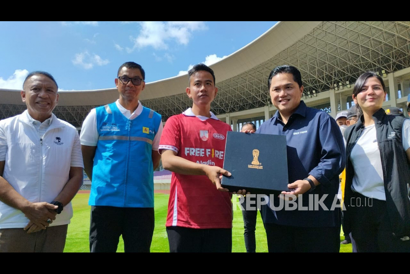 Erick Thohir, Ratu Tisha dan Menpora Zainudin Amali cek kesiapan stadion Manahan sebagai venue final piala dunia U20, Ahad (12/3/2023).