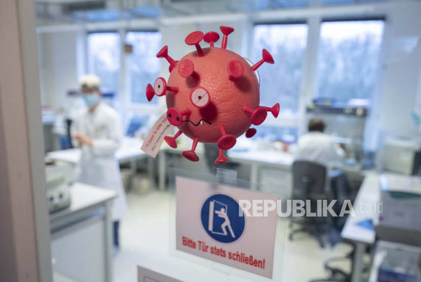 Sosok karet berbentuk virus Covid-19  tergantung di pintu laboratorium PCR di Kantor Kesehatan Negara Bagian Lower Saxony (NLGA) di Hannover, Jerman, Rabu (5/1). Menyusul Omicron, saat ini ditemukan varian IHU hasil mutasi baru virus Corona. (ilustrasi)