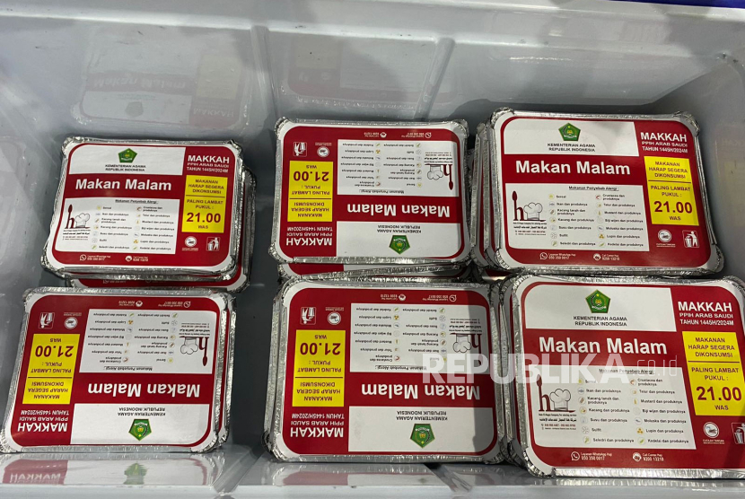 Aktivitas di dapur katering untuk melayani konsumsi jamaah Indonesia di Makkah, Rabu (22/5/2024). 