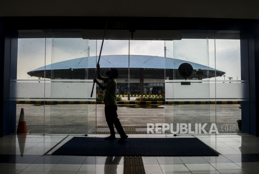 Seorang petugas kebersihan saat beraktivitas di Terminal Pulogebang, Jakarta.