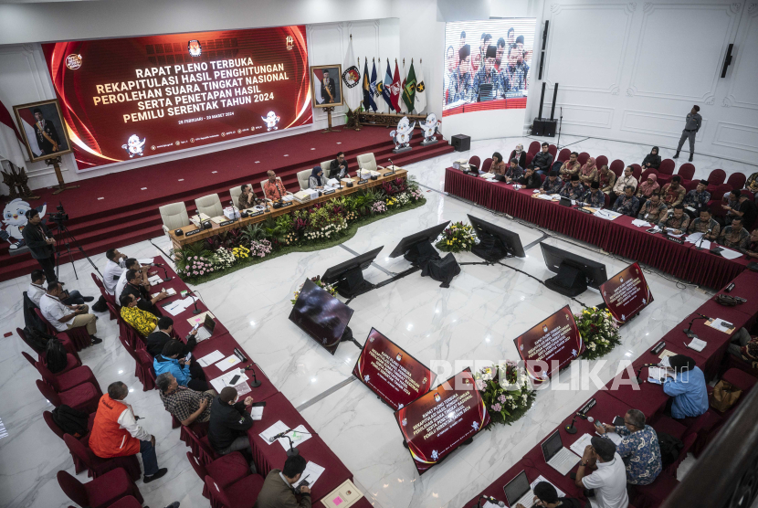 Suasana rapat pleno rekapitulasi hasil penghitungan perolehan suara Pemilu 2024 tingkat nasional. KPU merampungkan rekapitulasi di 31 provinsi dimana 29 dimenangkan Prabowo, 2 Anies.