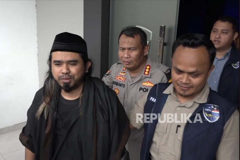 Subdit V Cyber Crime Ditreskrimsus Polda Jatim memeriksa Samsudin Jadab alias Gus Samsudin terkait konten boleh tukar pasangan. Samsudin diperiksa di Mapolda Jatim, Surabaya, Kamis (29/2/2024). 