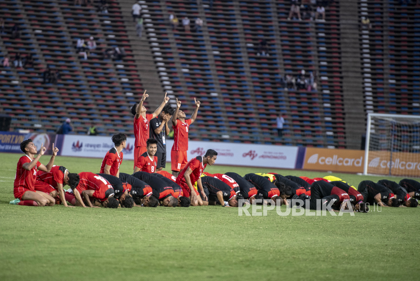 Para pemain dan ofisial timnas Indonesia U-22 melakukan sujud syukur usai bertanding melawan Vietnam pada babak semifinal SEA Games 2023 di National Olympic Stadium, Phnom Penh, Kamboja, Sabtu (13/5/2023). Timnas Indonesia U-22 lolos ke babak final usai mengalahkan tim sepak bola Vietnam dengan skor 3-2. Indonesia akan jumpa Thailand di laga final.