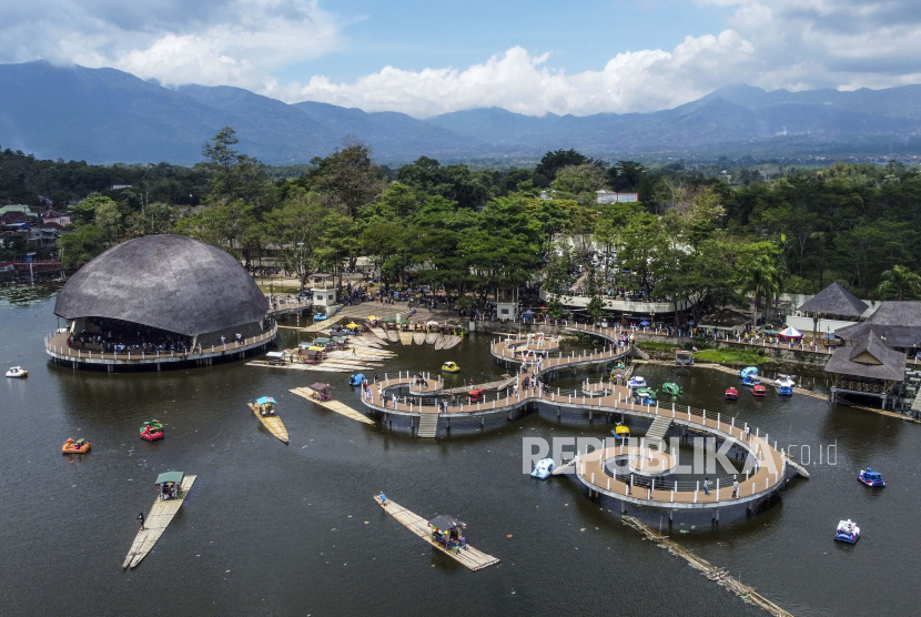 Foto udara kawasan wisata Situ Bagendit di Kecamatan Banyuresmi, Kabupaten Garut, Jawa Barat, Ahad (11/9/2022). 