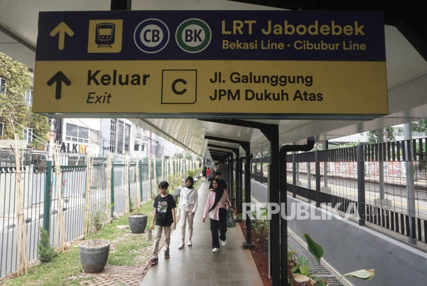Penumpang berjalan keluar Stasiun Dukuh Atas LRT Jabodebek, Selasa (26/12/2023).  Pada Libur Hari Natal antusiasme masyarakat dalam mencoba LRT Jabodebek cukup tinggi. Banyak para orang tua mengajak anak-anaknya menikmati pemandangan Kota Jakarta dengan LRT sebagai alternatif kegiatan libur natal.