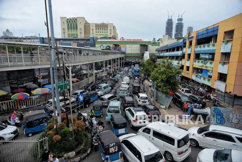 Kendaraan terjebak macet di kawasan Pasar Tanah Abang, Jakarta, Sabtu (3/4).