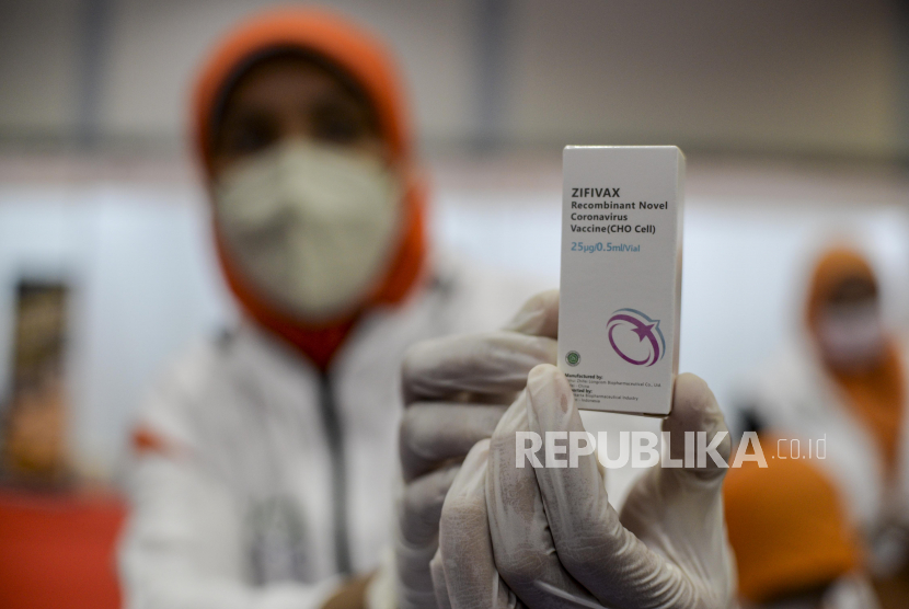 Petugas memperlihatkan Vaksin Zifivax pada peringatan Hari Kesehatan Nasional (HKN) DKI Jakarta di Jakarta Convention Center, Jakarta, Senin (28/11/2022). Hingga Rabu (7/12/2022), DKI Jakarta masih mendominasi jumlah tambahan kasus baru Covid-19. (ilustrasi)