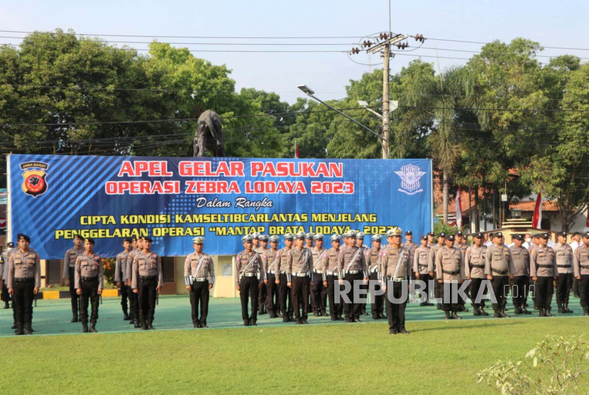 Apel Gelar Pasukan Operasi Zebra Lodaya 2023 di Markas Polresta Cirebon, Jawa Barat, Senin (4/9/2023).