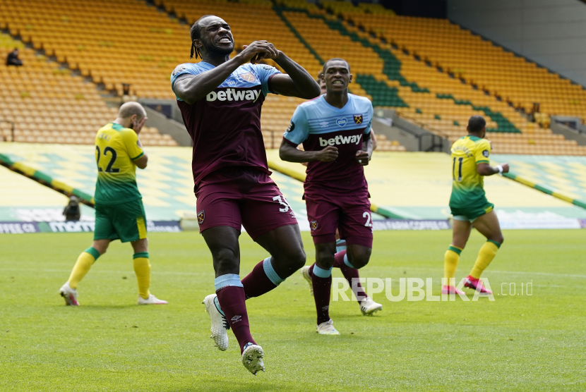 Striker West Ham United, Michail Antonio merayakan gol ke gawang Norwich City.