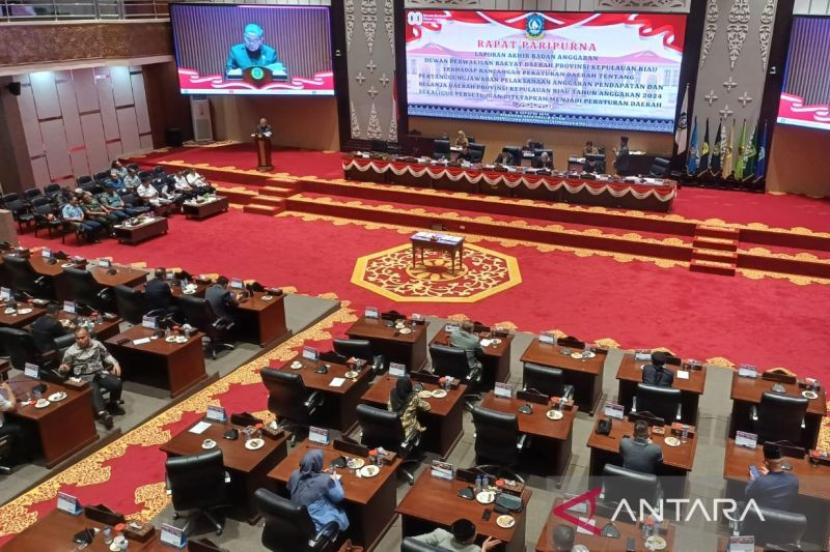 Evaluasi tunjangan rumah DPRD Kepri perlu dikonsultasikan ke Mendagri.