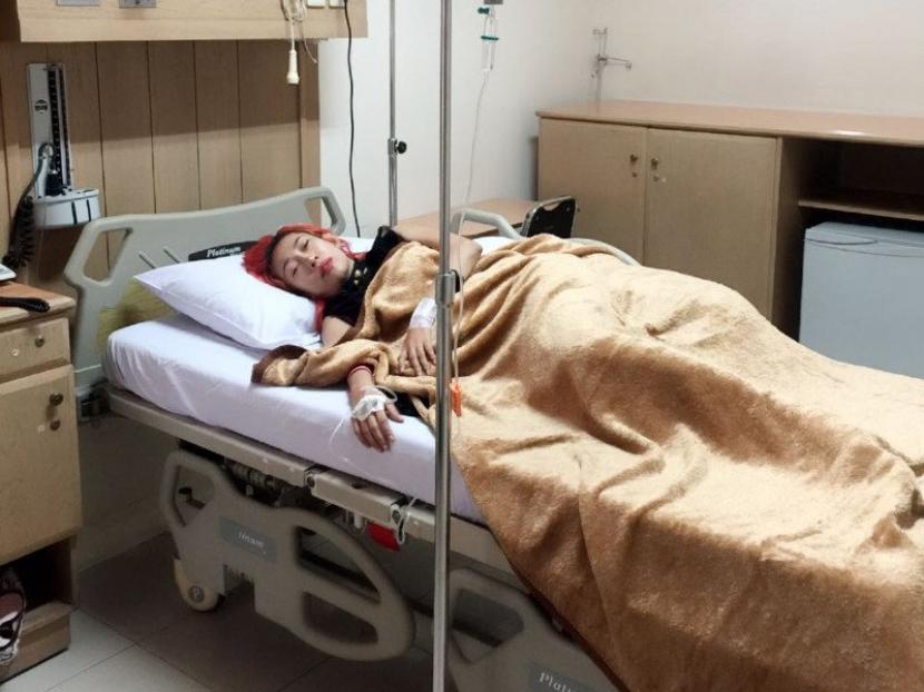 Dewi Sanca terbaring di rumah sakit.