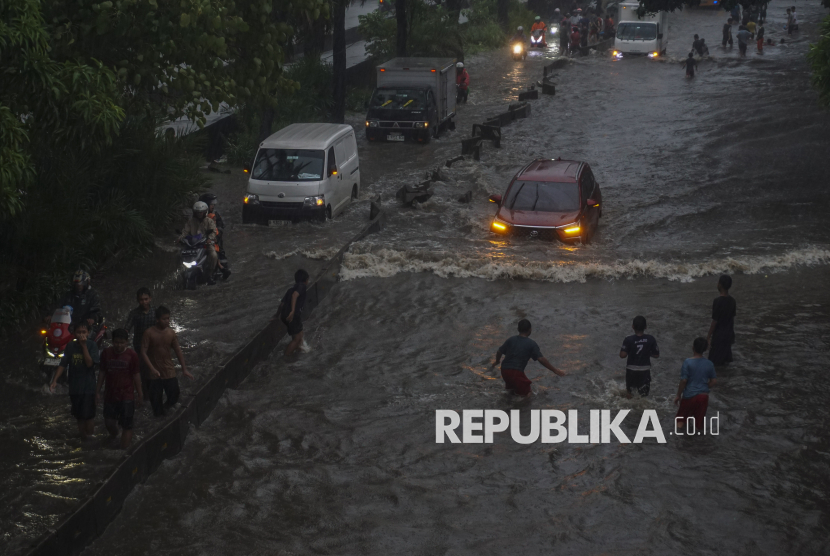 Diguyur Hujan Seharian, Sejumlah Ruas Jalan di Jakarta Terendam Banjir