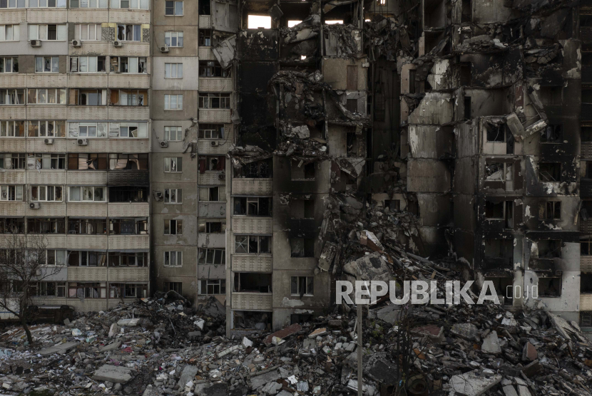  Sebuah bangunan yang rusak berat oleh beberapa pemboman Rusia berdiri di dekat garis depan di Kharkiv, Ukraina, Senin, 25 April 2022.