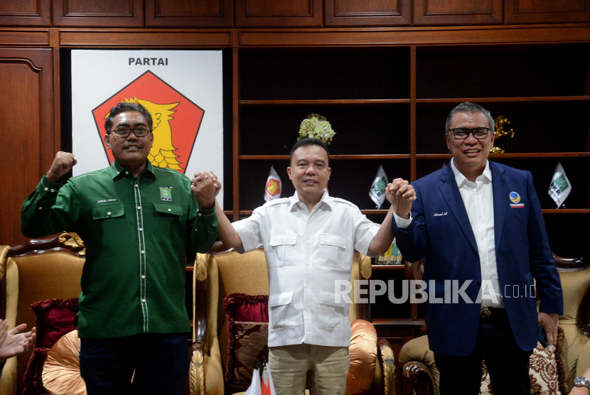 Wakil Ketua Umum PKB Jazilul Fawaid (kiri), Ketua Harian DPP Partai Gerindra Sufmi Dasco Ahmad (tengah) dan Wakil Ketua Umum Partai Nasdem Ahmad Ali (kanan) saat melakukan pertemuan di Sekretariat Bersama Gerindra-PKB, Jakarta, Kamis (26/1/2023). PKS menegaskan Koalisi Perubahan tidak bubar terkait kunjungan Nasdem ke Gerindra-PKB