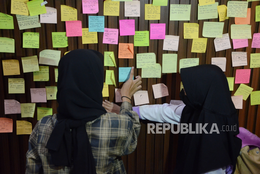 Warga menuliskan dan menepelkan ucapan belasungkawa di rumah dinas Gubernur Jawa Barat, Gedung Pakuan Kota Bandung. Pemprov Jabar menyampaikan permohonan maaf terkait pemakaman Eril.