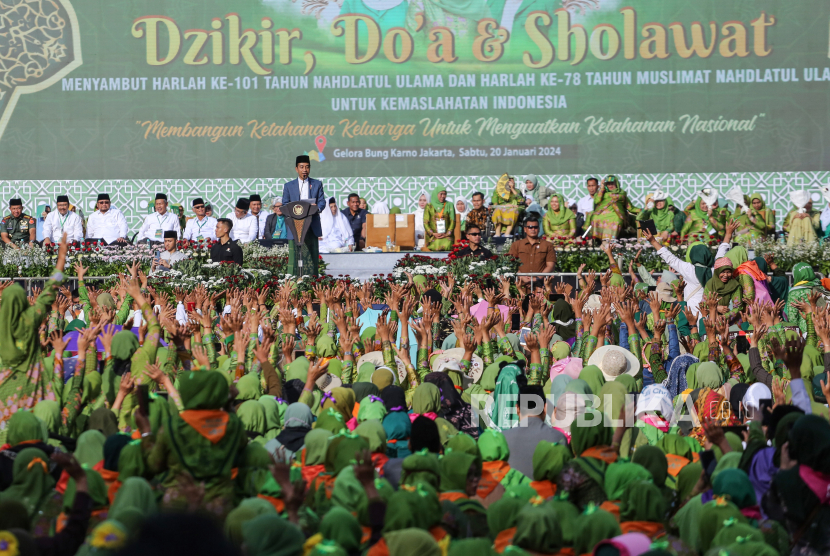 Presiden Joko Widodo menyampaikan sambutan saat Harlah Muslimat NU ke-78 di Stadion Gelora Bung Karno, Jakarta, Sabtu (20/1/2024). Dalam rangka menyambut Harlah Muslimat NU ke-78, Pimpinan Pusat Muslimat Nadhlatul Ulama mengadakan dzikir, doa dan sholawat untuk kemaslahatan bangsa. 