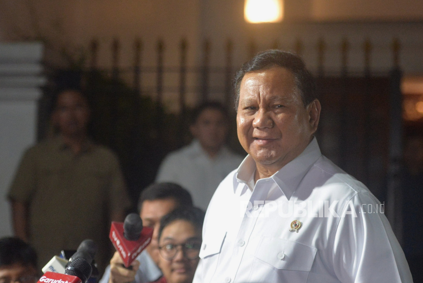 Prabowo Subianto bersiap menyampaikan keterangan pers usai melakukan pertemuan dengan sejumlah tokoh di kediamannya di Kertanegara, Jakarta Selatan, Senin (14/10/2024).