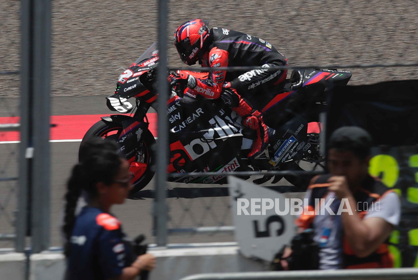 Pembalap MotoGP asal Spanyol yang membela tim Aprilia, Maverick Vinales, memacu motornya pada sesi latihan bebas GP Indonesia di Sirkuit Mandalika, Jumat (13/10/2023).