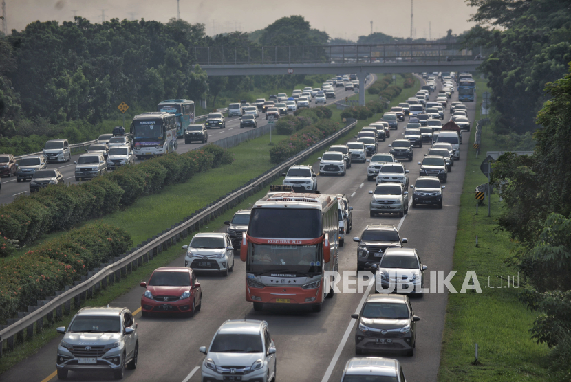 Sejumlah pemudik mengurangi laju kendaraannya saat melintasi jalan tol Palimanan-Kanci (Palikanci) KM 192, Cirebon, Jawa Barat, Ahad (7/4/2024). 