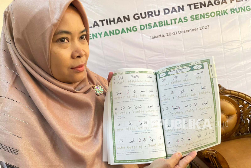 Contoh Mushaf Alquran berbahasa Isyarat (Juz 30) untuk Difabel (tuna rungu dan tuna wicara). 