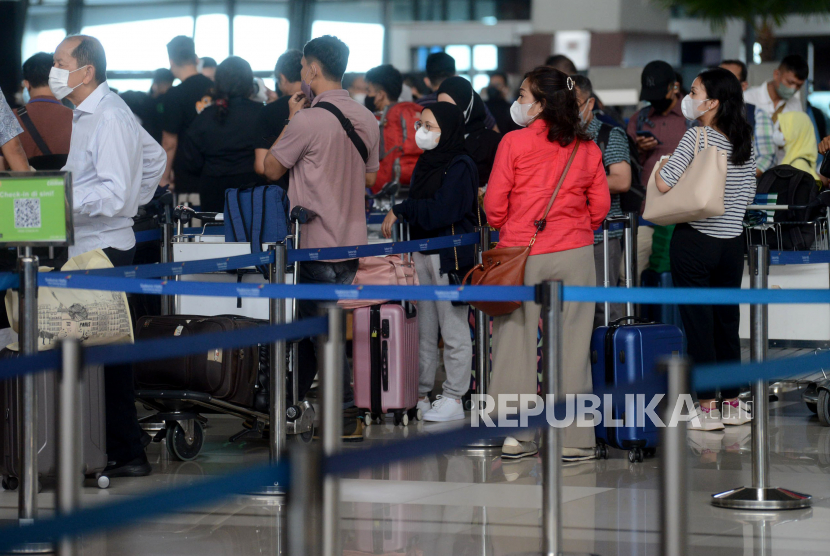 Calon penumpang pesawat antre untuk check in di Terminal 3 Bandara Sekarno Hatta, Tangerang, Banten, Kamis (20/4/2023). 