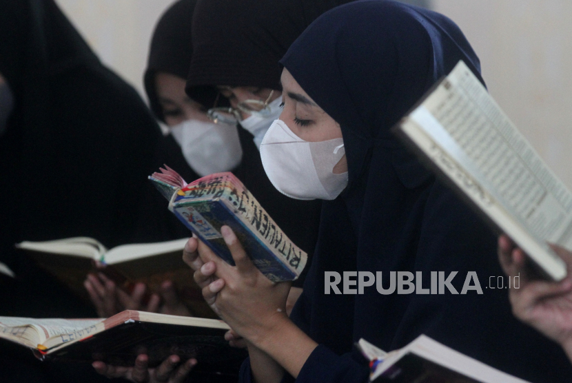 Sejumlah warga binaan melakukan tadarus Al Quran di Aula Lapas Perempuan Kelas II A, Sukun, Malang, Jawa Timur, Rabu (5/4/2023). Bacaan Surat Yasin 83 Ayat Lengkap dengan Latin dan Artinya