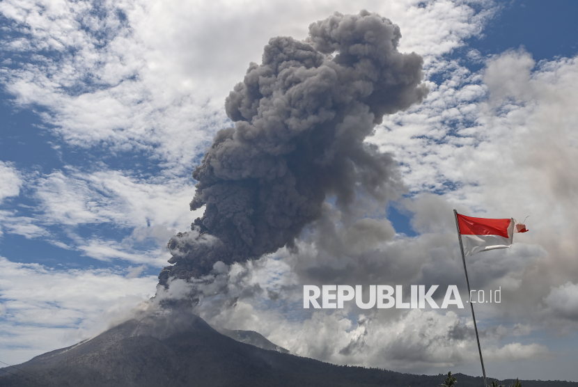 Lontaran kolom erupsi dari kawah Gunung Lewotobi Laki-laki tampak dari pos pemantauan PVMBG di Desa Pululera, Kabupaten Flores Timur, Nusa Tenggara Timur, Kamis (7/11/2024).