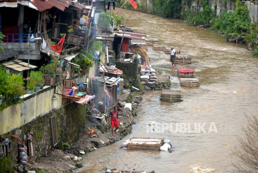 Warga beraktivitas di tepian Sungai Code, Yogyakarta.