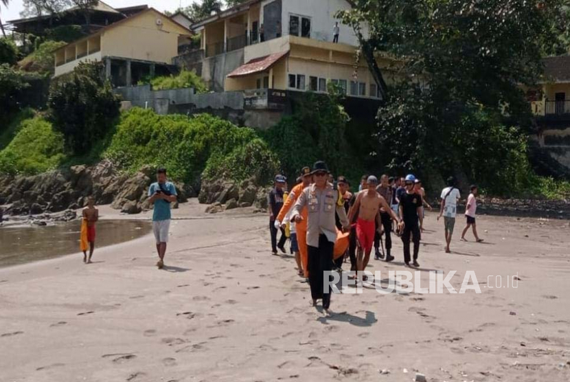 Tim SAR gabungan mengevakuasi jasad seorang wisatawan yang tenggelam di kawasan pantai selatan Kecamatan Palabuhranratu, Kabupaten Sukabumi, Jawa Barat, Sabtu (11/3/2023).