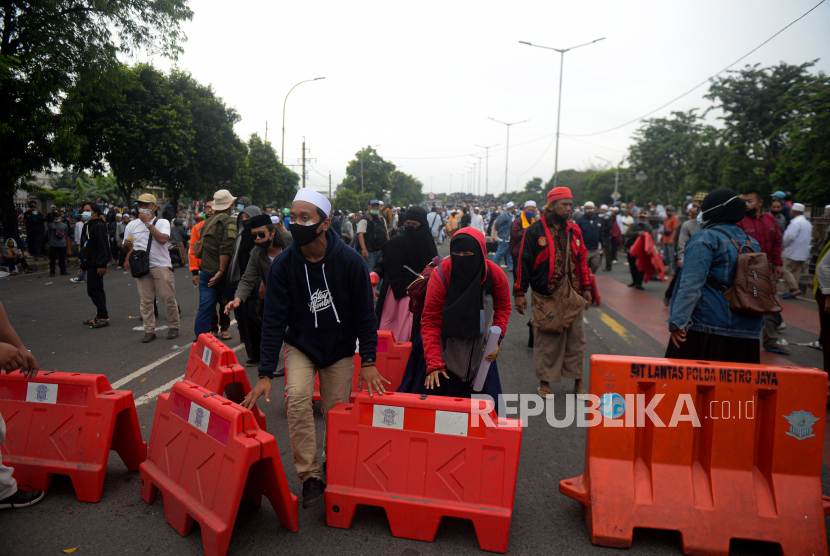 Massa aksi dari pendukung Habib Rizieq Shihab (HRS) memblokade Jalan I Gusti Ngurah Rai menuju Pengadilan Negeri Jakarta Timur, Jakarta, Kamis (24/6). Aksi massa tersebut dalam rangka mengawal sidang pembacaan vonis terhadap Habib Rizieq Shihab terkait kasus tes Swab di Rumah Sakit Ummi, Bogor. Republika/Thoudy Badai