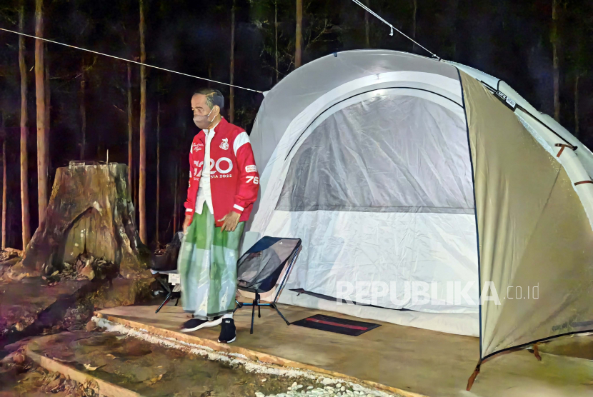 Presiden Joko Widodo berada di depan tenda saat bermalam di titik nol Ibu Kota Negara (IKN) Nusantara, Kecamatan Sepaku, Penajam Paser Utara, Kalimantan Timur, Senin (14/3/2022). (ilustrasi)