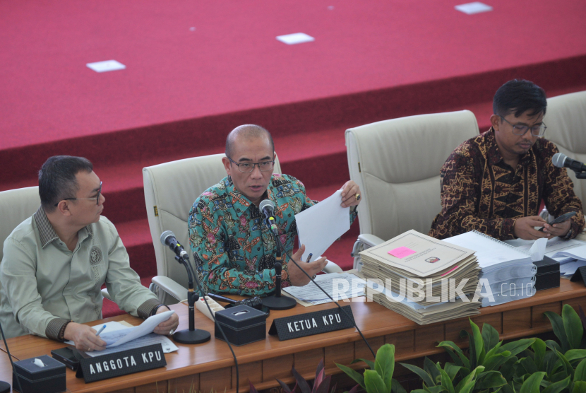 Ketua Komisi Pemilihan Umum (KPU) Hasyim Asyari bersama anggota KPU lainnya memimpin rapat pleno terbuka rekapitulasi hasil penghitungan perolehan suara tingkat nasional