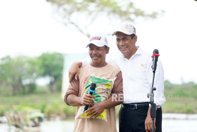 Menteri Pertanian Andi Amran Sulaiman saat hadir di acara Gerakan Percepatan Tanam Padi di Desa Kayu Loe Timur, Kecamatan Turatea, Kabupaten Jeneponto, Sulawesi Selatan. 