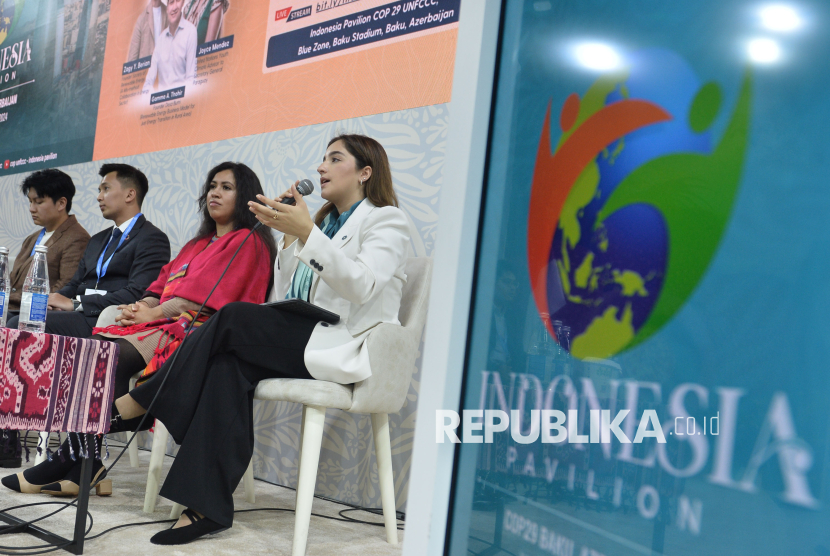  Youth Climate Champion COP29 Azerbaijan Leila Hasanova (kanan) dalam sesi diskusi di Indonesia Pavilion pada ajang COP29 di Baku Azerbaijan, Kamis (15/11/2024).