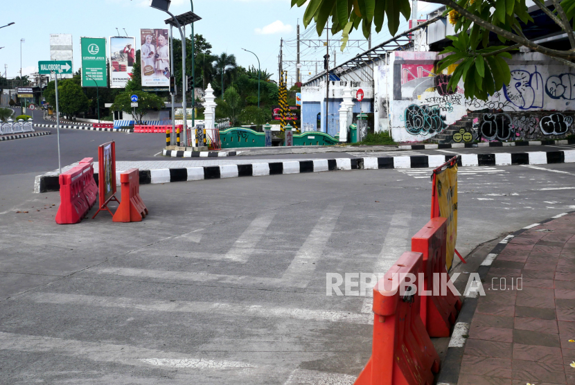 Pembukaan barikade menuju arah Malioboro, Yogyakarta, Rabu (21/7). Barikade akses masuk menuju dibuka pada hari pertama perpanjangan PPKM Darurat.