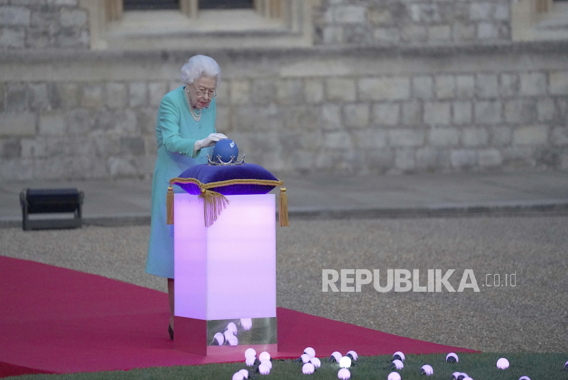 Ratu Inggris Elizabeth II secara simbolis memimpin penerangan suar Jubilee utama di Kastil Windsor, Windsor, Inggris, Kamis 2 Juni 2022, pada hari pertama perayaan Platinum Jubilee. 