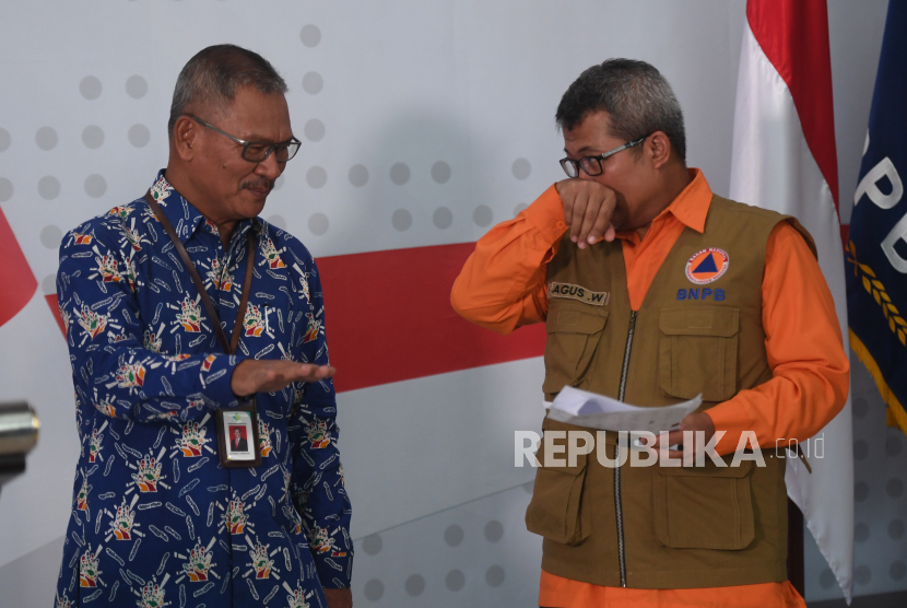 Juru bicara pemerintah untuk penanganan COVID-19 Achmad Yurianto (kiri) berbincang dengan Kapusdatinkom BNPB Agus Wibowo (kanan) usai memberikan keterangan terkait penanganan virus corona di Graha BNPB, Jakarta, Rabu (18/3/2020). (ANTARA/Akbar Nugroho Gumay)