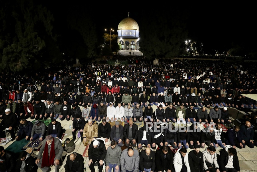 Sholat tarawih pertama di Masjid Al-Aqsa, Senin (11/3/2024). Pasukan Israel blokade umat Muslim masuk ke Masjid Al Aqsa 