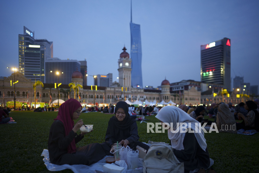 Wisatawan menikmati pemandangan di Dataran Merdeka, Kuala Lumpur, Malaysia pada 7 April 2024. 