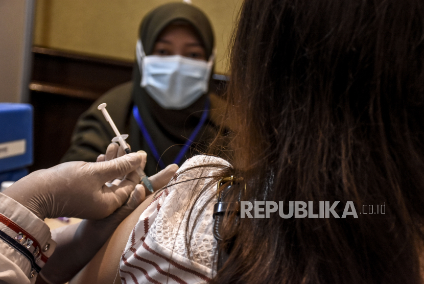 Vaksinator menyuntikan vaksin Covid-19 ke pekerja mal di Hotel Aryaduta, Jalan Sumatera, Kota Bandung, Rabu (31/3). Menteri Kesehatan Budi Gunadi Sadikin mengungkapkan perkembangan program vaksinasi nasional saat ini telah mencapai angka 10 juta dosis vaksin. Indonesia berhasil menjadi salah satu dari empat negara terbanyak dalam memberikan vaksin di luar negara produksi vaksin. Foto: Republika/Abdan Syakura